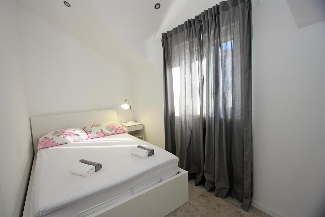 Apartman Ivana Supetar Bagian luar foto